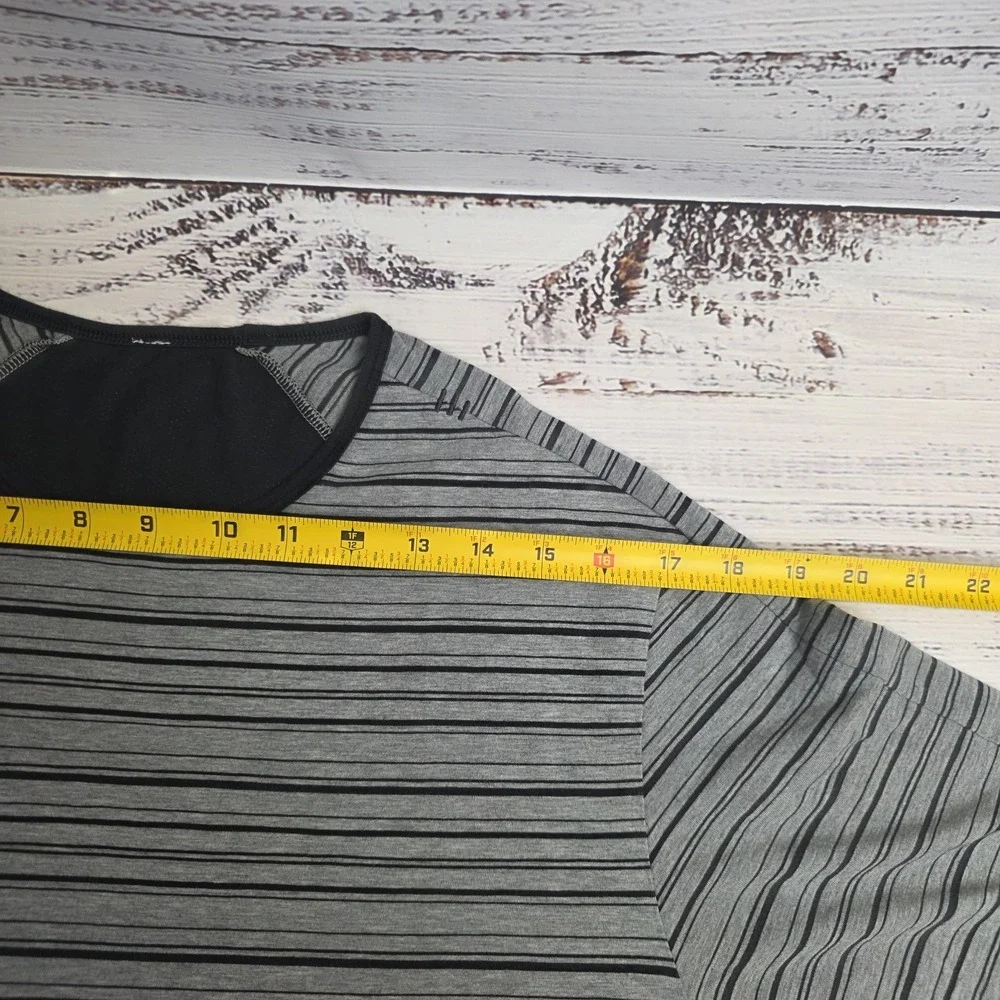 Lululemon Metal Vent Tech Short Sleeve Performance Shirt Mens Large Gray Stripes